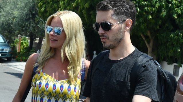 Ζέτα Μακρυπούλια: Με τον Μιχάλη Χατζηγιάννη στον γάμο του αδερφού της