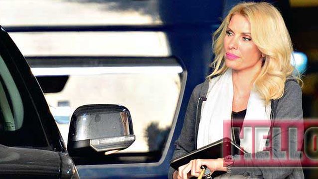 Ελένη Μενεγάκη: Ταξίδι- αστραπή στην Άνδρο με την οικογένειά της