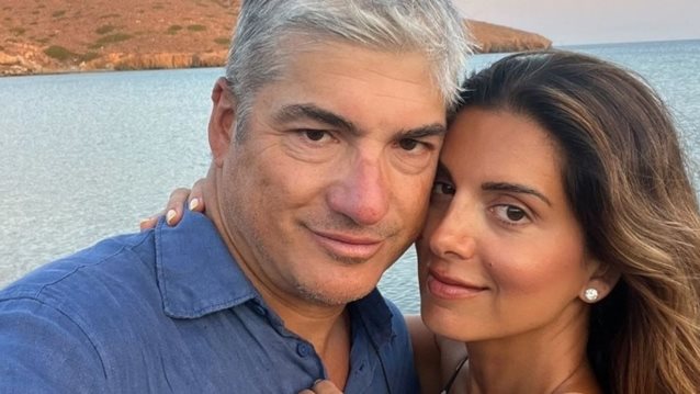 Η Σταματίνα Τσιμτσιλή ποζάρει με τον Θέμη Σοφό στις χριστουγεννιάτικες διακοπές τους