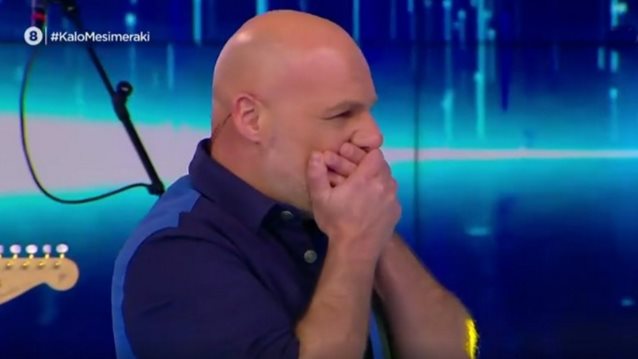 Σοκαρισμένος ο Νίκος Μουτσινάς με την τραγουδίστρια που εισέβαλε στο "Καλό Μεσημέρακι"