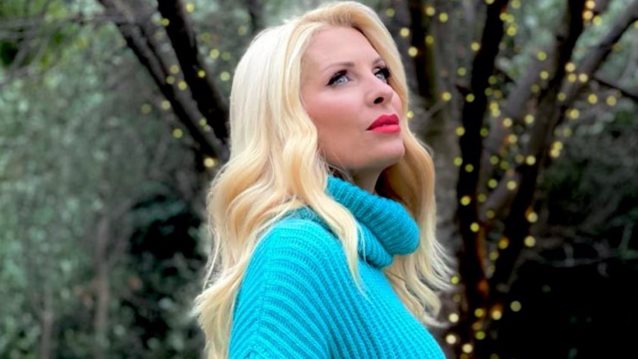 Η Ελένη Μενεγάκη &amp; το γατάκι της