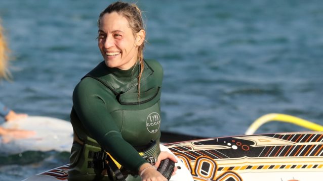 Η Ελεονώρα Μελέτη αψήφησε το κρύο και πήγε για windsurfing