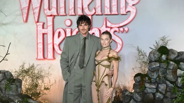 Jacob Elordi | Η όμορφη χειρονομία στη Margοt Robbie στην πρεμιέρα της ταινίας Ανεμορδαρμένη Ύψη