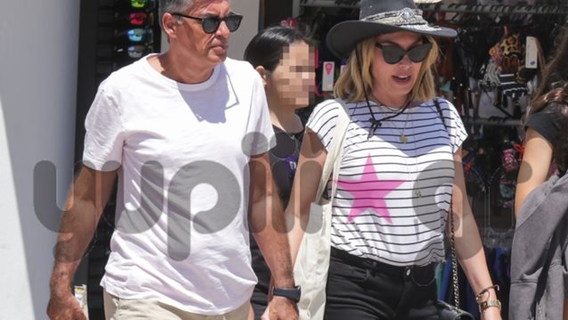 Νίκος Ευαγγελάτος - Τατιάνα Στεφανίδου: Στην Πάρο με την κόρη τους, Λυδία | Όλες οι φωτογραφίες