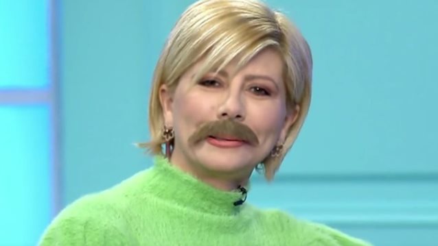 Ζήνα Κουτσελίνη: Απάντησε στην πρόκληση του Νίκου Μουτσινά &amp; εμφανίσθηκε με μουστάκι