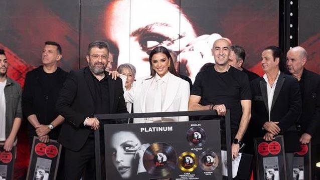 Λαμπερή απονομή για την Ιουλία Καλλιμάνη και τον πλατινένιο δίσκο της &quot;Κόντρα Παιδί&quot;