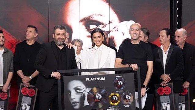 Λαμπερή απονομή για την Ιουλία Καλλιμάνη και τον πλατινένιο δίσκο της "Κόντρα Παιδί"