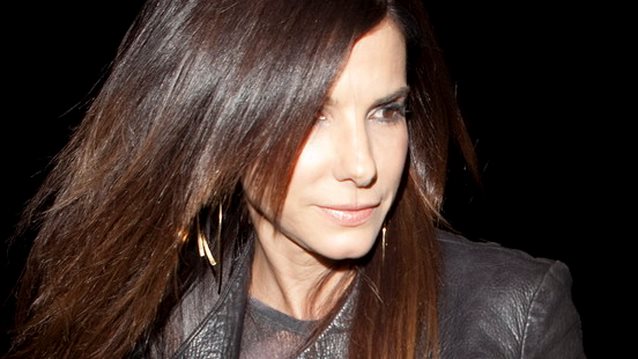 Σάντρα Μπούλοκ: Το ανδρόγυνο look στο κόκκινο χαλί με μαύρο κοστούμι και ενσωματωμένη κάπα