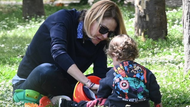 Η Τζένη Μπαλατσινού σε χαλαρές στιγμές με τον μικρό Παναγιώτη Αντώνη