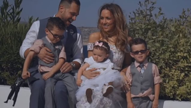 Καλομοίρα: Τραγουδάει για τα παιδάκια της και πρωταγωνιστεί μαζί τους στο πιο γλυκό video clip της σεζόν!