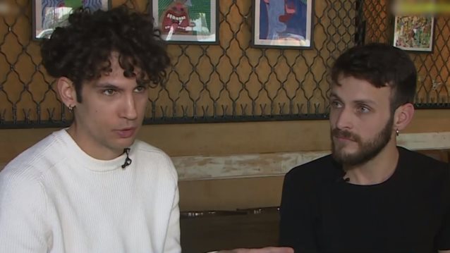 Γιώργος Μπένος &amp;  Ορέστης Χαλκιάς | To gay ζευγάρι του &quot;Maestro&quot; αποκαλύπτεται