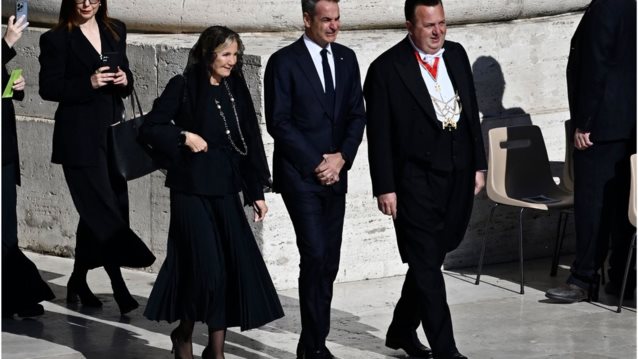Ο Κυριάκος και η Μαρέβα Μητσοτάκη στην κηδεία του Πάπα Φραγκίσκου