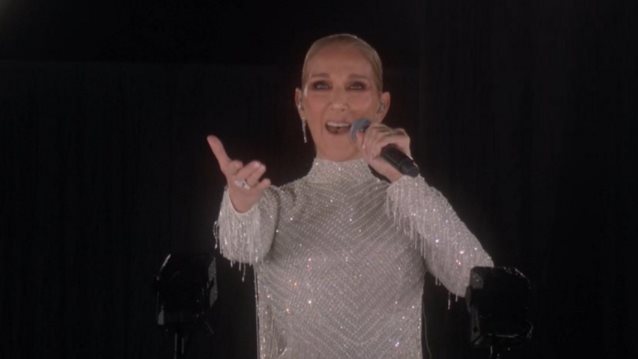 Η Celine Dion επέστρεψε και καθήλωσε - Η συγκλονιστική εμφάνιση στου Ολυμπιακούς πάνω στον Πύργο του Άιφελ