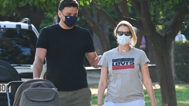 Η Τζένη Μπαλατσινού φωτογραφίζει τον Βασίλη Κικίλια με τον γιο τους, Παναγιώτη-Αντώνιο