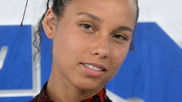 Alicia Keys: Μιμείται εντυπωσιακά την Adele στο show του Jimmy Fallon