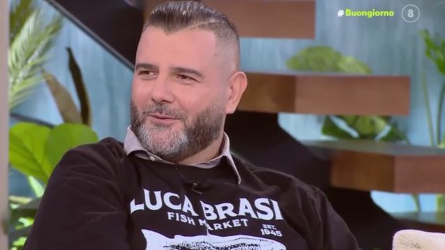 Ο Βαγγέλης Σερίφης μιλά για πρώτη φορά μετά την αποχώρηση από το &quot;Κοινωνία Άνω Κάτω&quot;: &quot;Λάθος μου που δεν είπα &quot;ευχαριστώ, δεν θα πάρω&quot; όταν.. &quot;