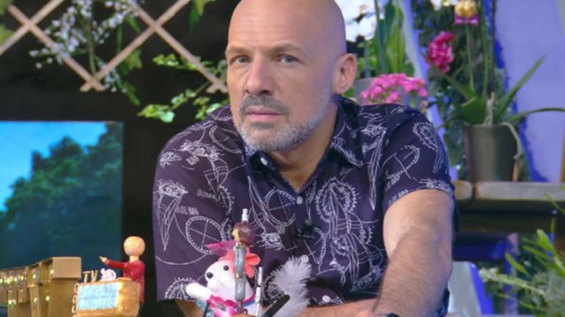 Νίκος Μουτσινάς: Τα απολαυστικά σχόλια για τις ερωτικές σκηνές του Ντάνου με τη Γερονικολού | Δείτε το video!