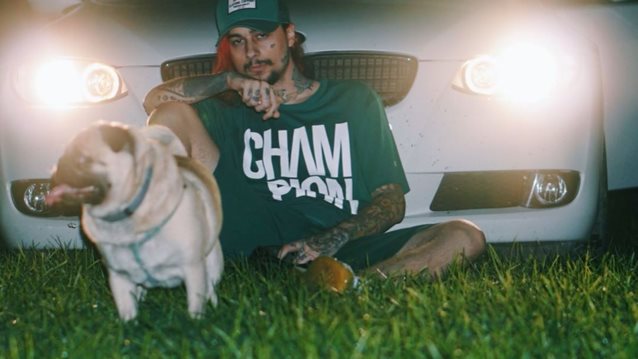 Sin Boy: Γενέθλια στη σκηνή με τον Σεφερλή ντυμένο... Sin Boy!