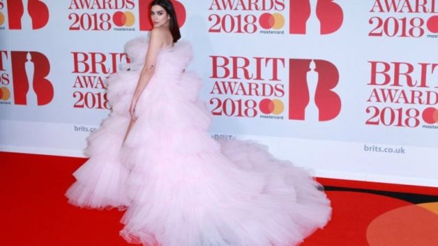 BRIT Awards 2018: Ένα λαμπερό κόκκινο χαλί γεμάτο λευκά τριαντάφυλλα
