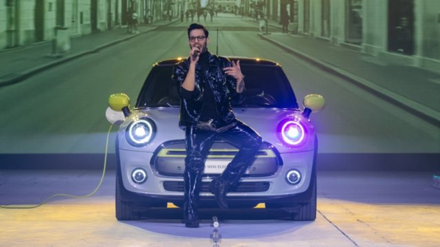 MadWalk 2020 | Ο Ιαν Στρατής &amp; Έβελυν Καζαντζόγλου μαζί στο catwalk