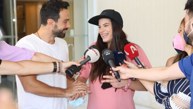 Χριστίνα Μπόμπα – Σάκης Τανιμανίδης | Οι πρώτες δηλώσεις για τα δίδυμα έξω από το μαιευτήριο