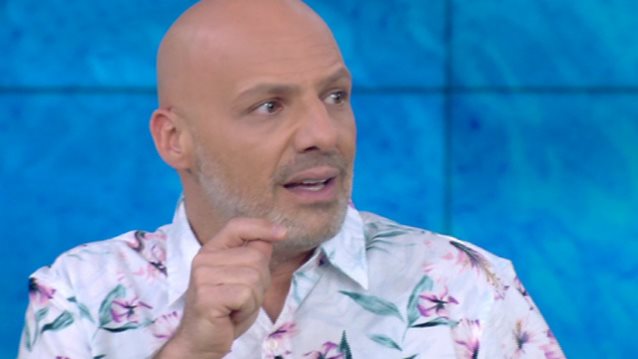 Νίκος Μουτσινάς

: Η αιχμηρή ατάκα προς τους δημοσιογράφους: «Σεβαστείτε λίγο τον εαυτό σας»