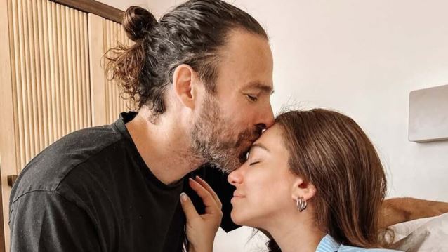 Η Ευρυδίκη Βαλαβάνη σε βόλτα στα Χανιά με το νεογέννητο και τον Γρηγόρη Μόργκαν