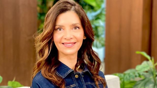 Η εμφάνιση της Κατερίνας Λέχου με mini στραφταλιζέ φούστα σε θεατρική πρεμιέρα