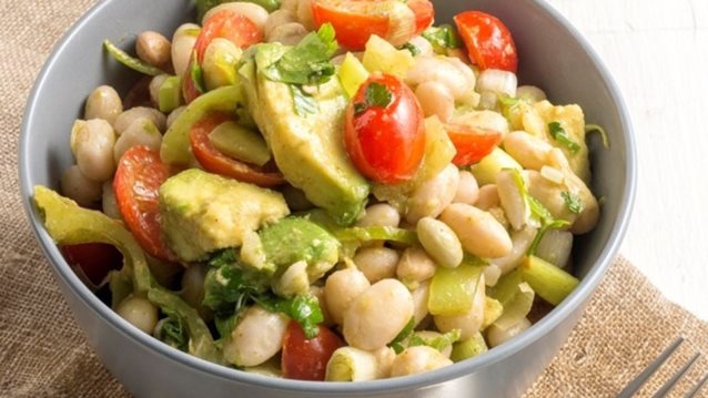 Συνταγή: Σαλάτα με Φασόλια Χάντρες και Αβοκάντο: Χρησιμοποιήστε οποιοδήποτε όσπριο σας αρέσει. Δοκιμάστε και μια ποικιλία οσπρίων.