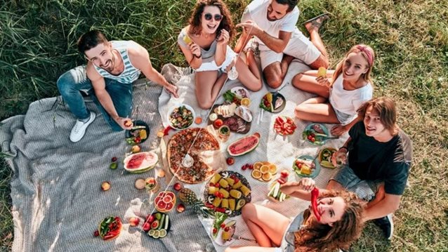 Πικνίκ την Κυριακή: Συντροφιά και Coca-Cola