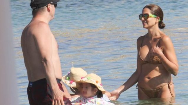 Σταματίνα Τσιμτσιλή: Στην Πάρο μαζί με τον Θέμη Σοφό και τα παιδιά τους