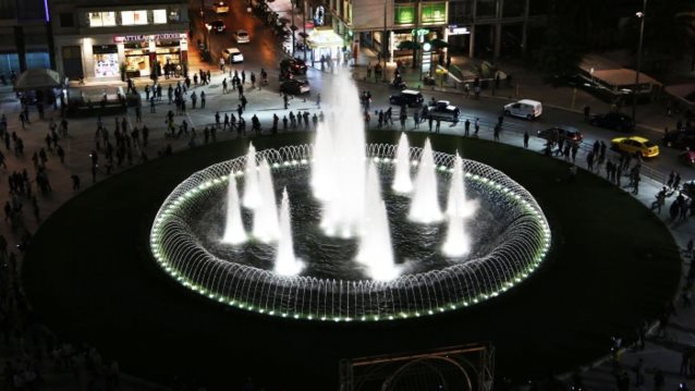 Νέα πλατεία Ομονοίας: Στους Αθηναίους το "μαγικό" συντριβάνι - Εντυπωσιακές εικόνες από τη λειτουργία του