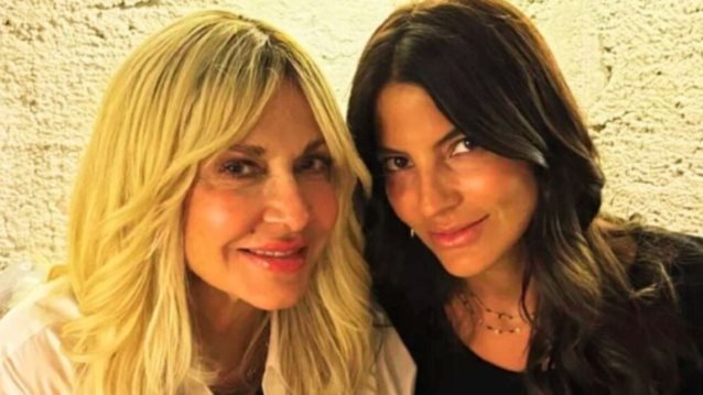 Δήμητρα Κούστα - Άννα Βίσση | Με ταιριαστά outfits για burger στα βόρεια προάστια - Μαζί τους και ο Νίκος Καρβέλας