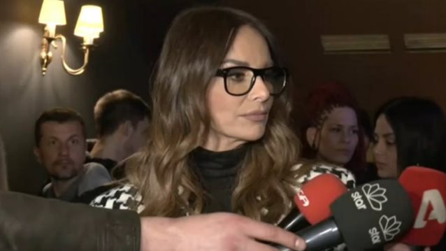 Η  αντίδραση της Μπέττυς Μαγγίρα όταν ρωτήθηκε για "κρούσεις από άλλα κανάλια"