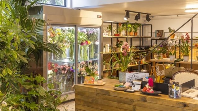 Ποτά, λουλούδια και ερωτικά παιχνίδια σε ένα μαγαζί