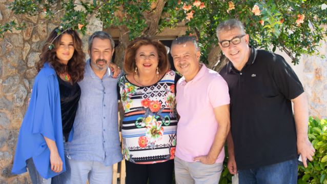 Οι &quot;Συμπέθεροι απ&#39; τα Τίρανα&quot; κάνουν πρεμιέρα με δύο ξεκαρδιστικά τρέιλερ