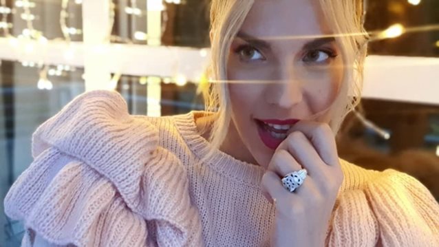 Μαντώ Γαστεράτου: Έξι μήνες μετά τη γέννα, ποζάρει με μαγιό και στέλνει ένα πολύ σημαντικό μήνυμα
