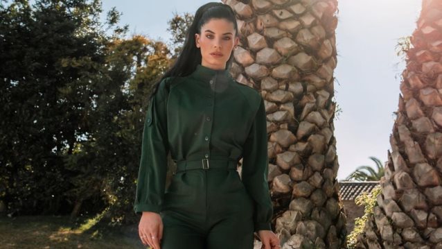 Θέλεις ένα ζευγάρι μποτάκια που ταιριάζουν με τα πάντα; Η Χριστίνα Μπόμπα φόρεσε το ιδανικό σχέδιο