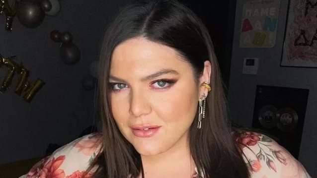 Η Δανάη Μπάρκα με το ρομαντικό και girly print που θα προτιμήσουμε στα ανοιξιάτικα πουκάμισα