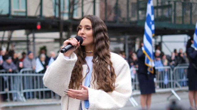 Η Evangelia ερμήνευσε τον Εθνικό Ύμνο στην παρέλαση της Νέας Υόρκης για την 25η Μαρτίου