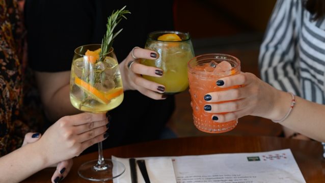 TGI Fridays: Η μόδα συναντά τα cocktails σε ένα 3ημερο φεστιβάλ