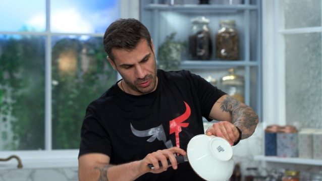 Kitchen Lab | Οι ξεχωριστές συνταγές που θα ετοιμάσει ο Άκης Πετρετζίκης αυτό το Σαββατοκύριακο