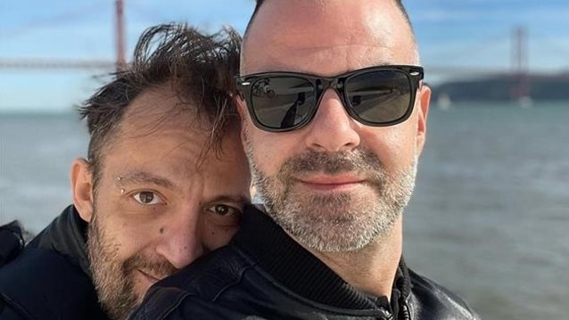 Ο Αύγουστος Κορτώ εύχεται στον σύζυγό του &quot;Χρόνια Πολλά&quot; με τον πιο ρομαντικό τρόπο