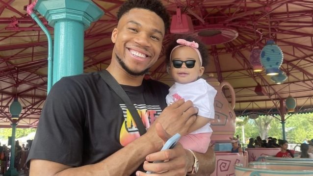 Ο Γιάννης Αντετοκούνμπο στη Disneyland με τα παιδιά του