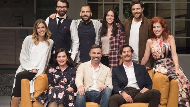 «Όποιος θέλει να χωρίσει...να σηκώσει το χέρι του!»: Το πρώτο θεατρικό έργο του Γιώργου Καπουτζίδη κάνει πρεμιέρα!