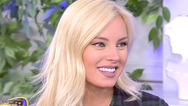 H Τζούλια Νόβα ποζάρει με ακάλυπτη φουσκωμένη κοιλιά λίγο πριν γεννήσει