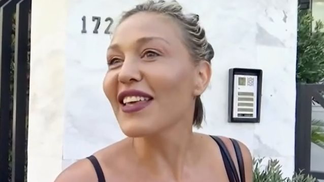 Πηνελόπη Αναστασοπούλου: &quot;Ήμασταν κάποιες γυναίκες μόνες μας σε ένα στενό στη Μύκονο και βρήκαμε τους παπαράτσι πάλι μπροστά μας&quot;