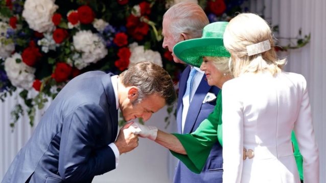 Η αμφιλεγόμενη χειρονομία του Emmanuel Marcon στη βασίλισσα Καμίλα μπροστά στην Brigitte