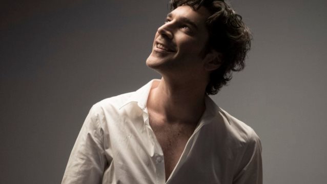 Χριστόφορος Παπακαλιάτης: Η ημίγυμνη φωτογραφία του: Δείτε τον στο κρεβάτι του!