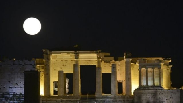 Super blue blood mood: Μαγευτικές φωτογραφίες από το σπάνιο φαινόμενο